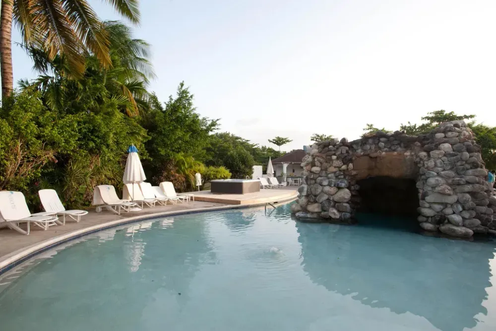 Couples Sans Souci Oyster Hotel Photos